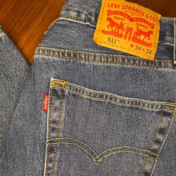 (NEW) Authentic Levi's Jeans - Picture 2 of 2